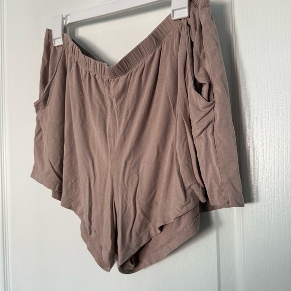 Kyte BABY Tan Athletic Shorts Lightweight Relaxed Fit - Picture 2 of 6